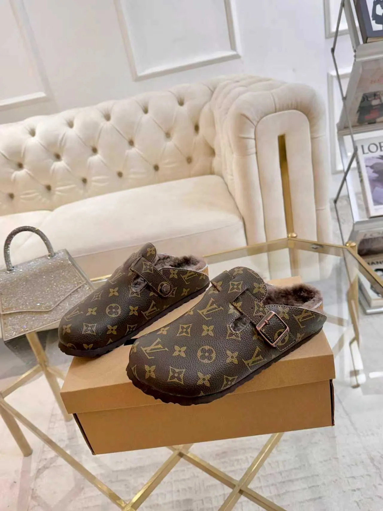 p600 ✨ LV wool slippers for couples｜Even the toes exude a sense of luxury ✨ We have achieved the ultimate restoration of the "high version" of this pair of LV classic Birkenstock slippers, with the mark of luxury in every detail. 👫 ▫️ Original jacquard with delicate cowhide leather, retro texture is at your fingertips; ▫️ 100% pure wool lining, wearing barefoot is like stepping on clouds, skin-friendly, breathable and not sweaty; ▫️ Three-dimensional toe cap + non-slip rubber sole, safe and secure when walking in the wind.  The belt buckle and presbyopia elements are embellished, revealing the aura of a big-name brand in a low-key manner. Whether it is on a date or out on the street, every step is like walking in the middle of a show.  Pair it with jeans for a lazy and casual look; with a coat and skirt, it will look elegant. With one pair of shoes, you can easily switch between multiple styles, and you never have to be deliberate about the sense of luxury.  #LVcouples #high-endwear #lightluxurylife #quality recommendation Fabric: classic presbyopia/imported sheepskin/classic jacquard fabric Lining: imported wool lining Sole: original rubber sole Size: Female 35-41 Male 38-46